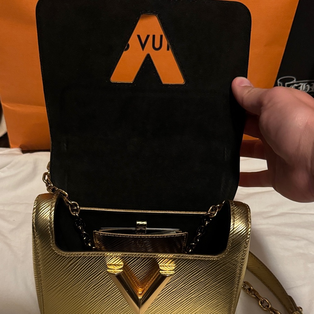 Rare Louis Vuitton Gold Epi Leather Twist Chain Shoulder Bag - Picture 4 of 5